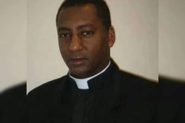 Com Covid-19, padre do DF está internado em São Paulo. Estado é gravíssimo