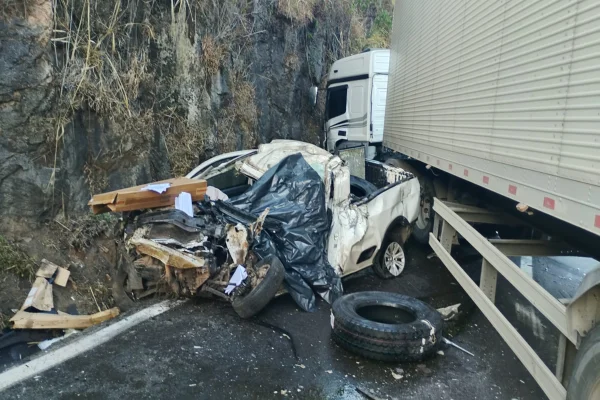 Colisão entre carro e carreta deixa um morto na BR-381 em MG