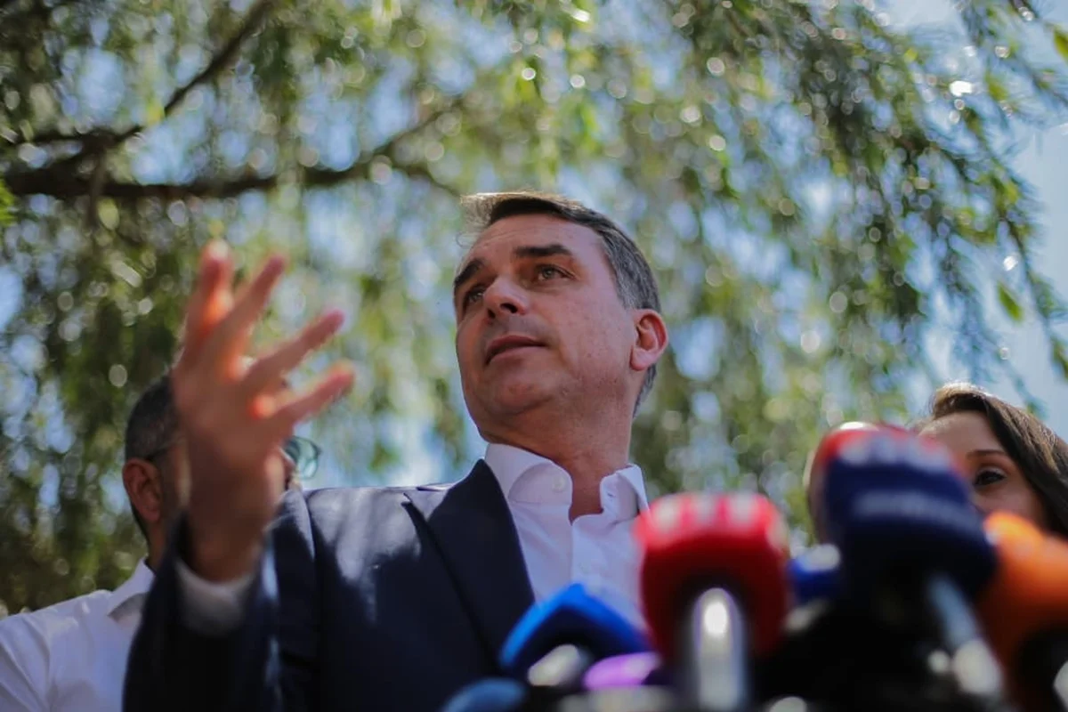 Flávio nega corte na aposentadoria e diz que fará ajuste acima da inflação