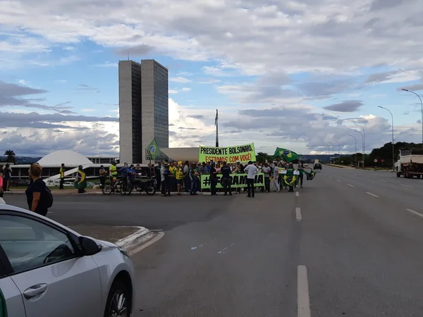 Pessoas se aglomeram em meio à pandemia em ato pró Bolsonaro