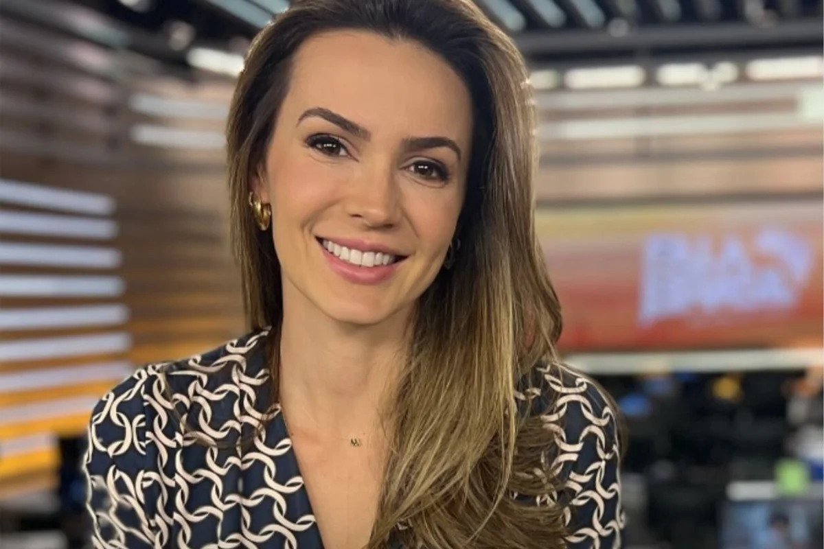 Manuela Queiroz posa nos bastidores da Record