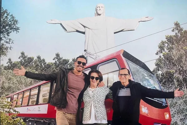 Felipe da Silva Coelho, com os pais, Oselia e Geraldo, assassinados pelo ex-namorado dele em apartamento no Rio