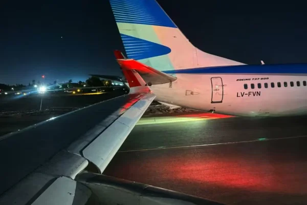 Imagem colorida, Avião da Latam que viria ao Brasil colide com outra aeronave no Chile - Metrópoles