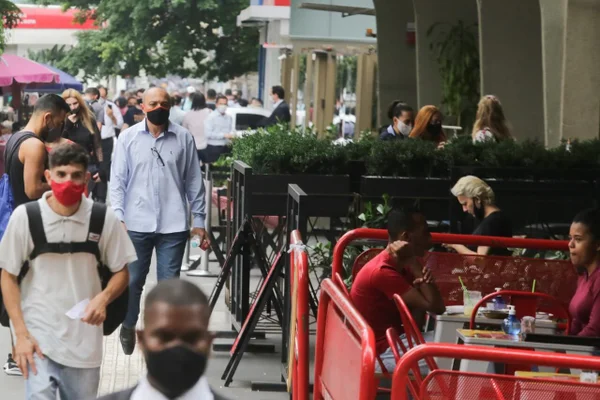 Movimento em restaurantes de São Paulo