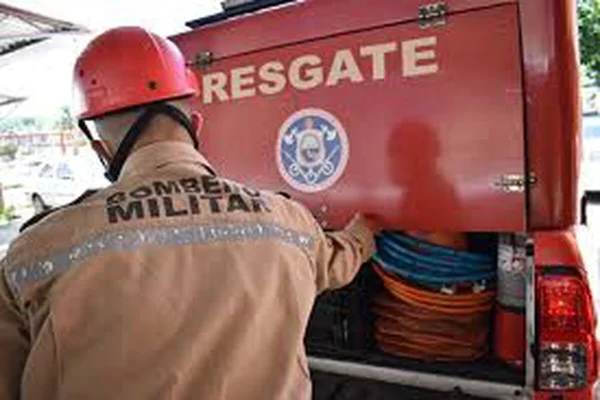 Corpo de bombeiros na frente do caminhão de resgate após combate a incêndio - Metrópoles