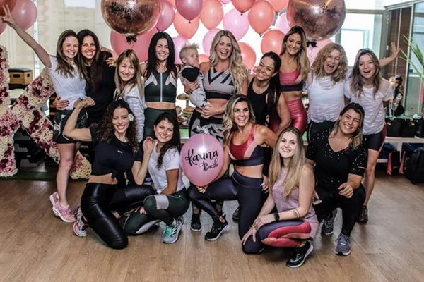 Karina Bacchi comemora aniversário com as amigas na academia