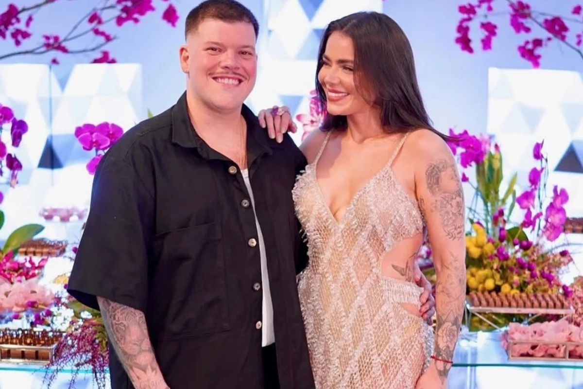 Ferrugem e Thaís Vasconcellos posam juntos e sorridentes Ferrugem e Thaís Vasconcellos posam juntos e sorridentes