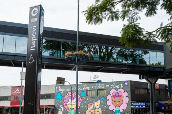 Imagem colorida mostra fachada de estação de trem com totem informando o nome da estação Itapevi - Metrópoles