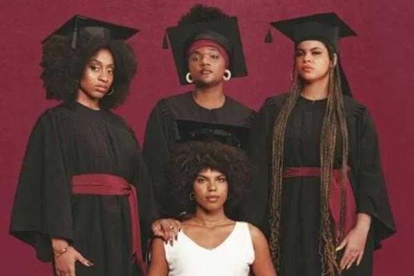 Imagem colorida de mulheres preparadas na formatura