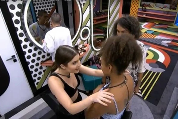 BBB22: Jessi perde dente durante festa e pede ajuda para encontrar