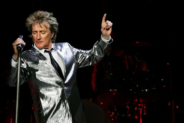 Rod Stewart de terno prata - Metrópoles