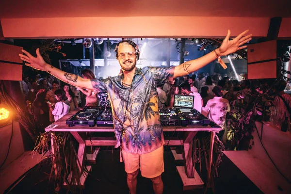 Imagem colorida do DJ Chicco Aquino