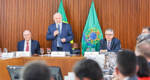 Reunião do presidente Lula com os 27 chefes do executivo nacional no Palácio do Planalto para tratar de demandas dos estados. Na imagem, Lula fala em ponta de mesa ladeado por Alckmin e Alexandre Padilha - Metrópoles