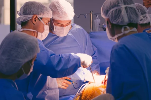 Imagem colorida da cirurgia de transplante de quadril -Metrópoles