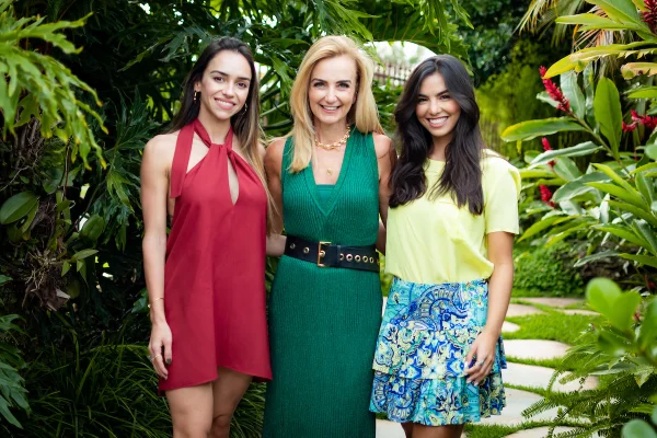 Maria da Graça Miziara recebe em happy hour de Natal na Salve Rainha