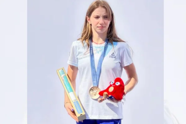 Ana Barbosu com amedalha de bronze - Metrópoles