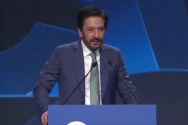 Imagem colorida mostra o prefeito Ricardo Nunes discursando no SBT News - Metrópoles