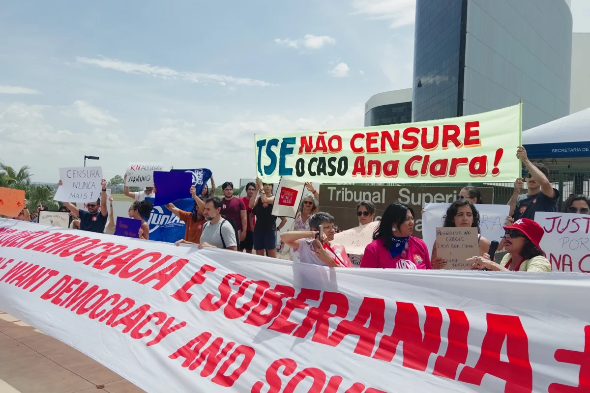 Caso Ana Clara: ato no TSE critica decisão de Mendonça contra post de Lula - imagem 2 Caso Ana Clara: ato no TSE critica decisão de Mendonça contra post de Lula - imagem 2