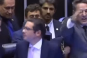 Nikolas acusa deputada do PT de derrubá-lo no chão. Ela afirma ter levado cotovelada