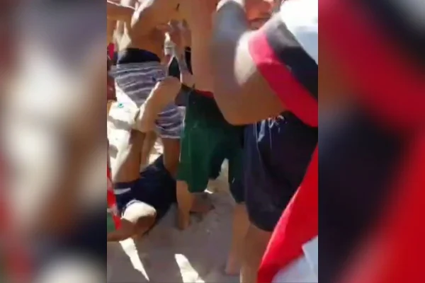 Imagem colorida mostra adolescente agredido após furto de celular. Metrópoles
