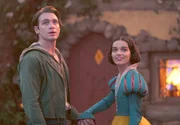Jonathan (Andrew Burnap) e Branca de Neve (Rachel Zegler)