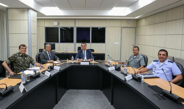 Bolsonaro se reúne com comandantes das Forças Armadas e Braga Netto