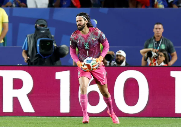 Alisson fica fora de treino com bola desta sexta-feira (26/6)