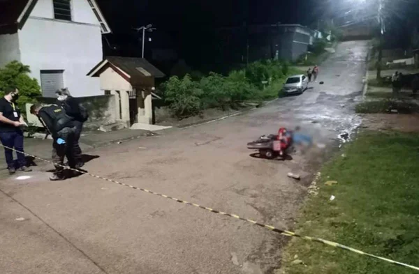 Pedreiro sofre emboscada e é morto a facadas ao lado de casa em Curitiba