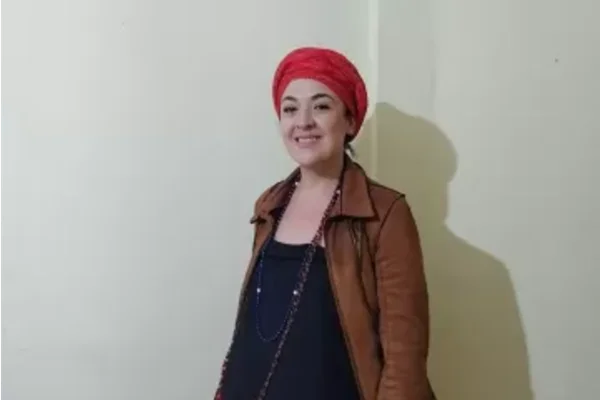 Foto colorida de Juliana Arcanjo Ferreira, de 33 anos, absolvida pelo STJ após ser acusada de lesão corporal contra a filha por ter levado a uma cerimônia do candomblé com ritual de escarificação. - Metrópoles