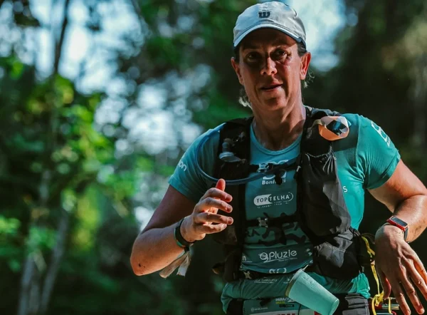 Imagem mostra corredora com boné e mochila; ela é a ultramaratonista Camila Matte - Metrópoles