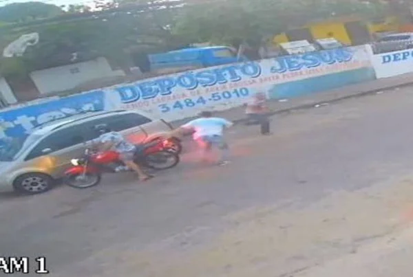 Castigo divino: homem rouba Bíblia de fiel e deixa cair alvará de soltura