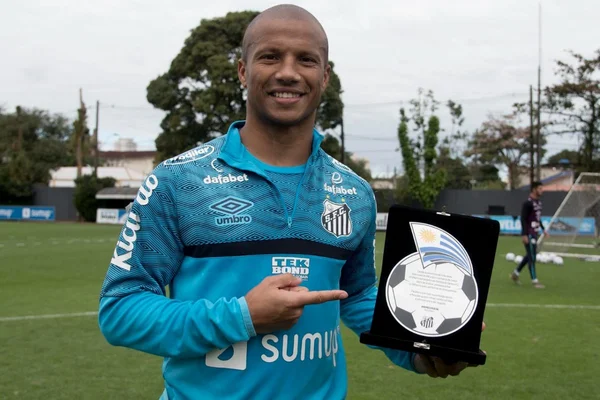 Maior artilheiro estrangeiro, Carlos Sánchez recebe placa e quer título no Santos