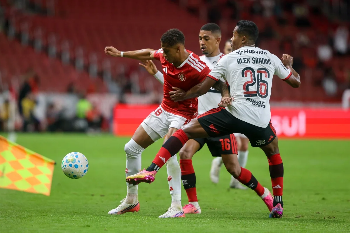 Disputa de bola no Beira-Rio Disputa de bola no Beira-Rio