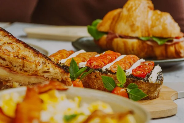 Foto colorida de comidas de brunch - Metrópoles