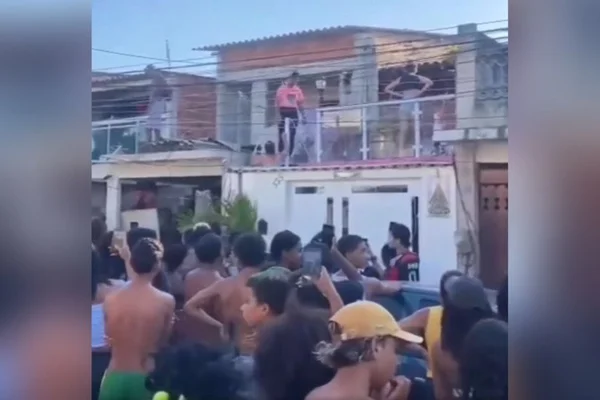 Moradores cercam casa de mulher acusada de criar perfil de fofoca do bairro - Metrópoles