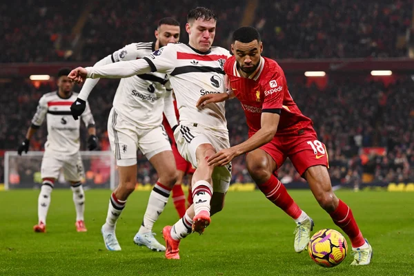 Liverpool e Manchester United empatam em jogo eletrizante