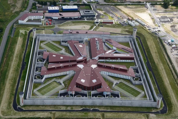 Imagem colorida, França inaugura prisão de segurança máxima para criminosos perigosos- Metrópoles