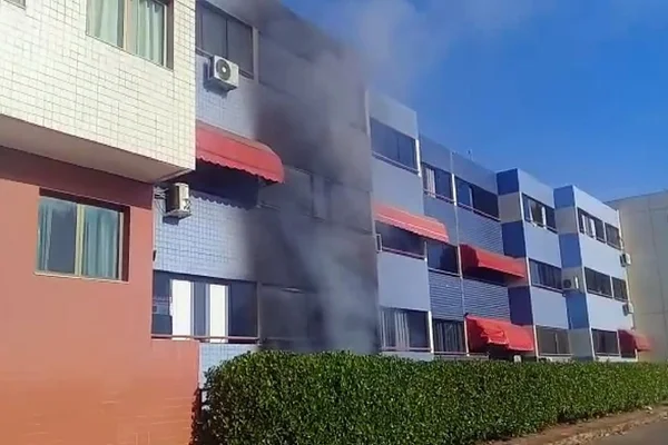 Vídeos: incêndio destrói apartamento no Sudoeste e mata três gatos