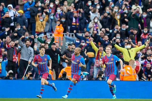 Daniel Alves dá show, é expulso, mas Barcelona bate Atlético de Madrid