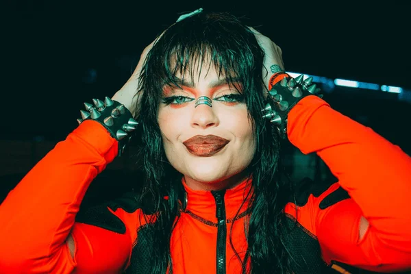 Na imagem com cor, Luísa Sonza de cabelo preto