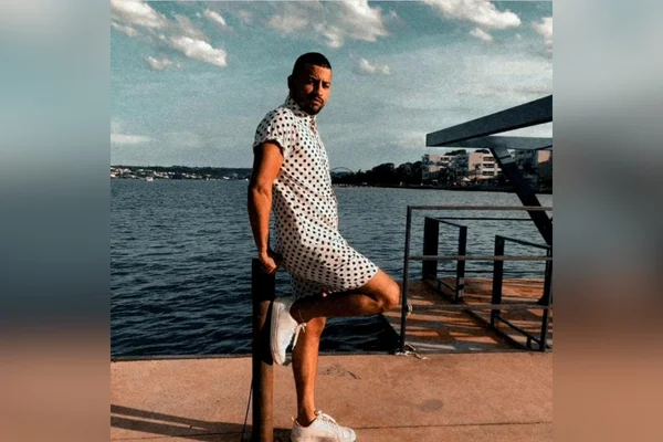 homem posa em frente à Lago Paranoá