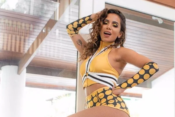 Solteira! Anitta e Ronan Carvalho terminaram namoro antes do Carnaval