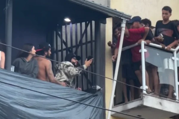 Captura de tela colorida que mostra Memphis Depay, do Corinthians, em Paraisópolis, na zona sul de São Paulo. - Metrópoles