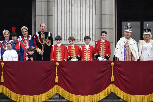 Príncipes Harry e Andrew são esnobados de tradicional foto da realeza