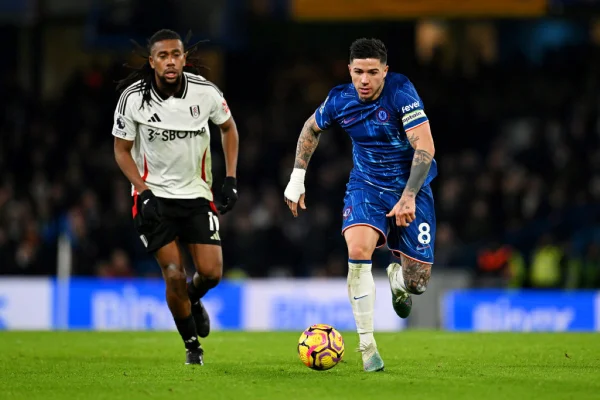 Imagem colorida de Enzo Fernandez em duelo entre Chelsea e Everton- Metrópoles