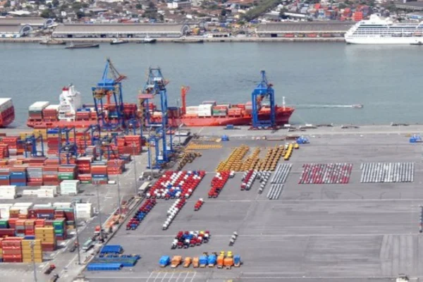 Imagem colorida de porto de Santos onde ocorrerá leilão