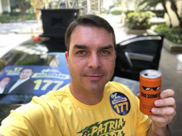 Assessores de Flávio Bolsonaro fizeram depósitos para ex-motorista