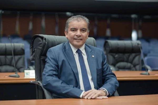 Conselheiro do TCE-RR nomeou enteado de 18 anos por “merecimento”