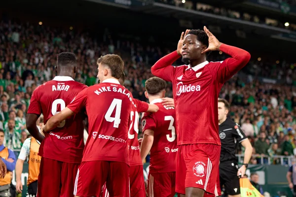 Foto colorida do time do Sevilla - Metrópoles