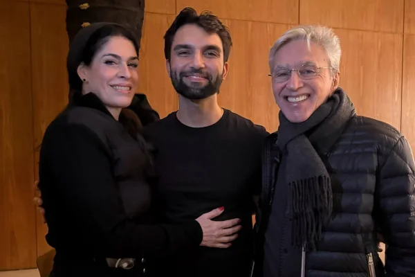 Internautas foram surpreendidos com uma publicação de Caetano Veloso em que ele e Paula Lavigne aparecem ao lado do cantor Silva